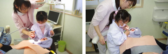 ママの口を見る小さな歯医者さん