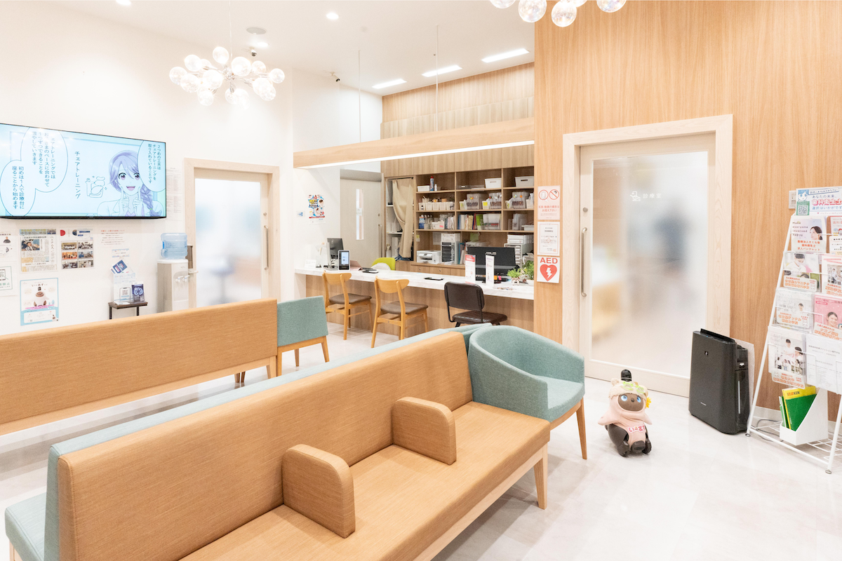 イーアス春日井歯科の明るく清潔な待合室