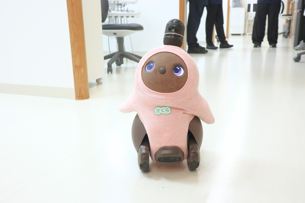 町屋さくら歯科・矯正歯科のマスコットロボットさくら