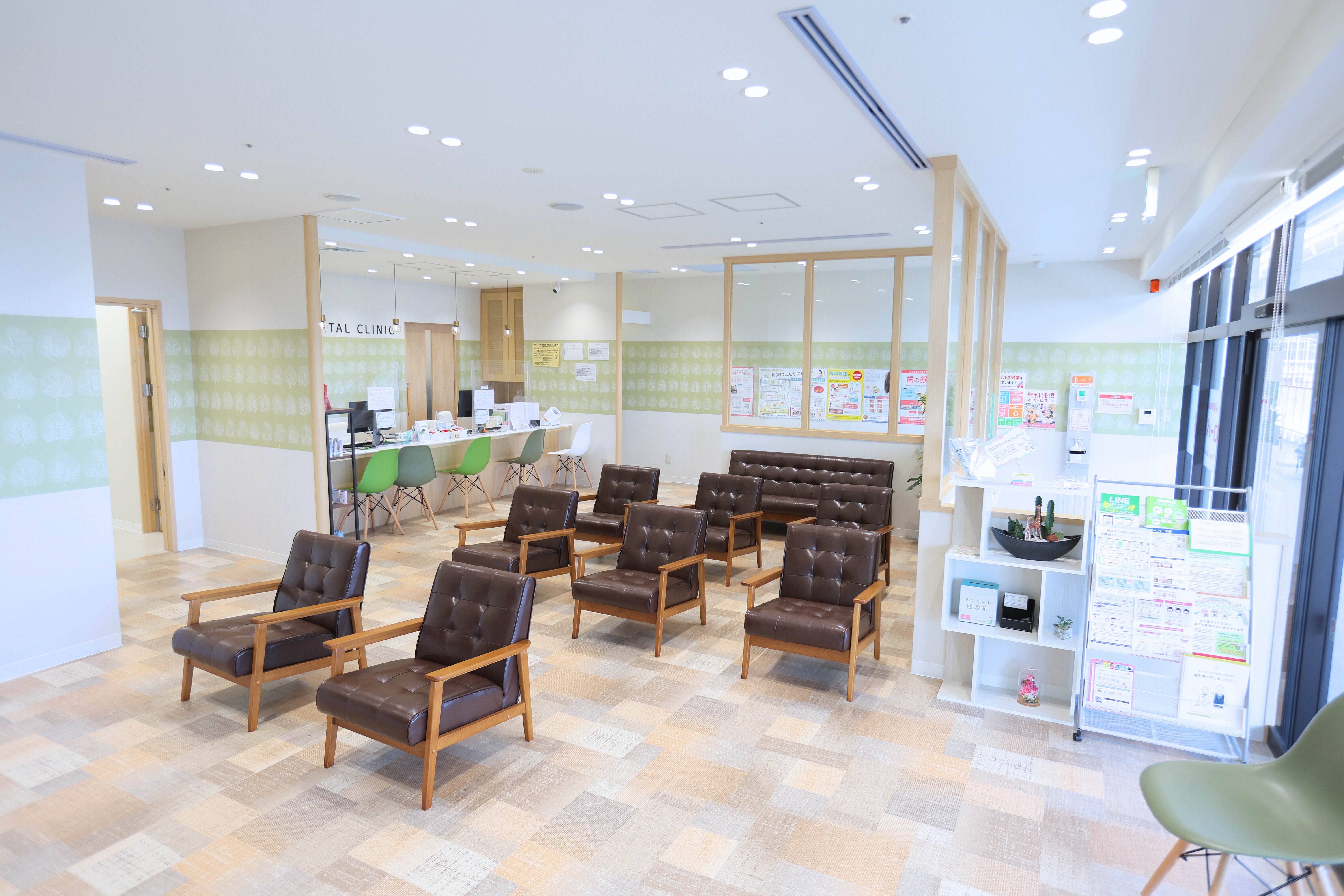 クローバー歯科の明るく清潔な待合室