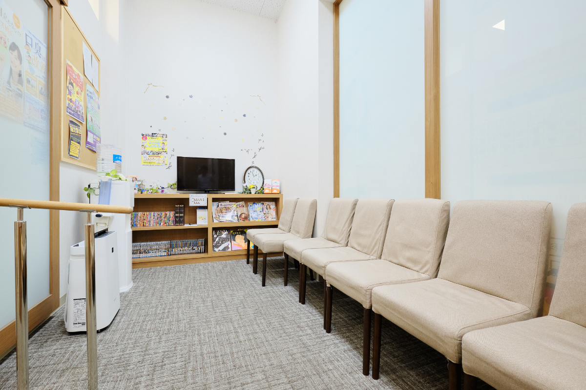日進赤池たんぽぽ歯科の明るく清潔な待合室