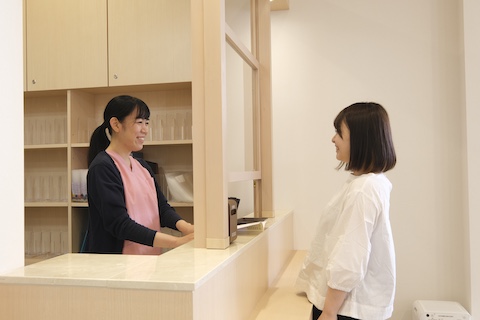 さくら医院 歯科の明るく清潔な待合室