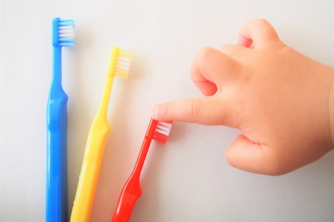 歯ブラシを選ぶ子供