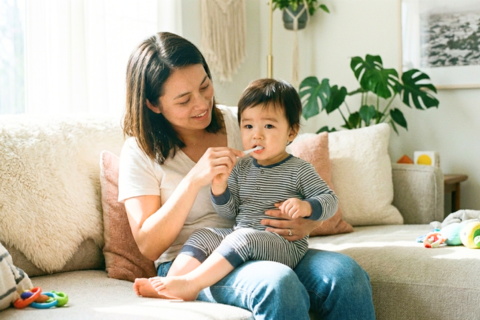 赤ちゃんの歯磨きをする保護者