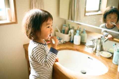 自分で歯磨きをする幼児