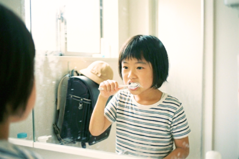 小学生が歯磨きをしているイメージ