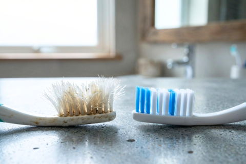 毛先が広がった歯ブラシと新品の歯ブラシの比較