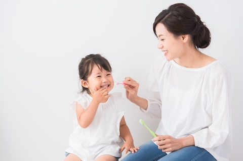 親子で笑顔の歯磨きタイムのイメージ