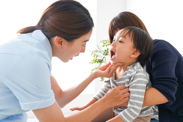 歯科検診をしている子ども