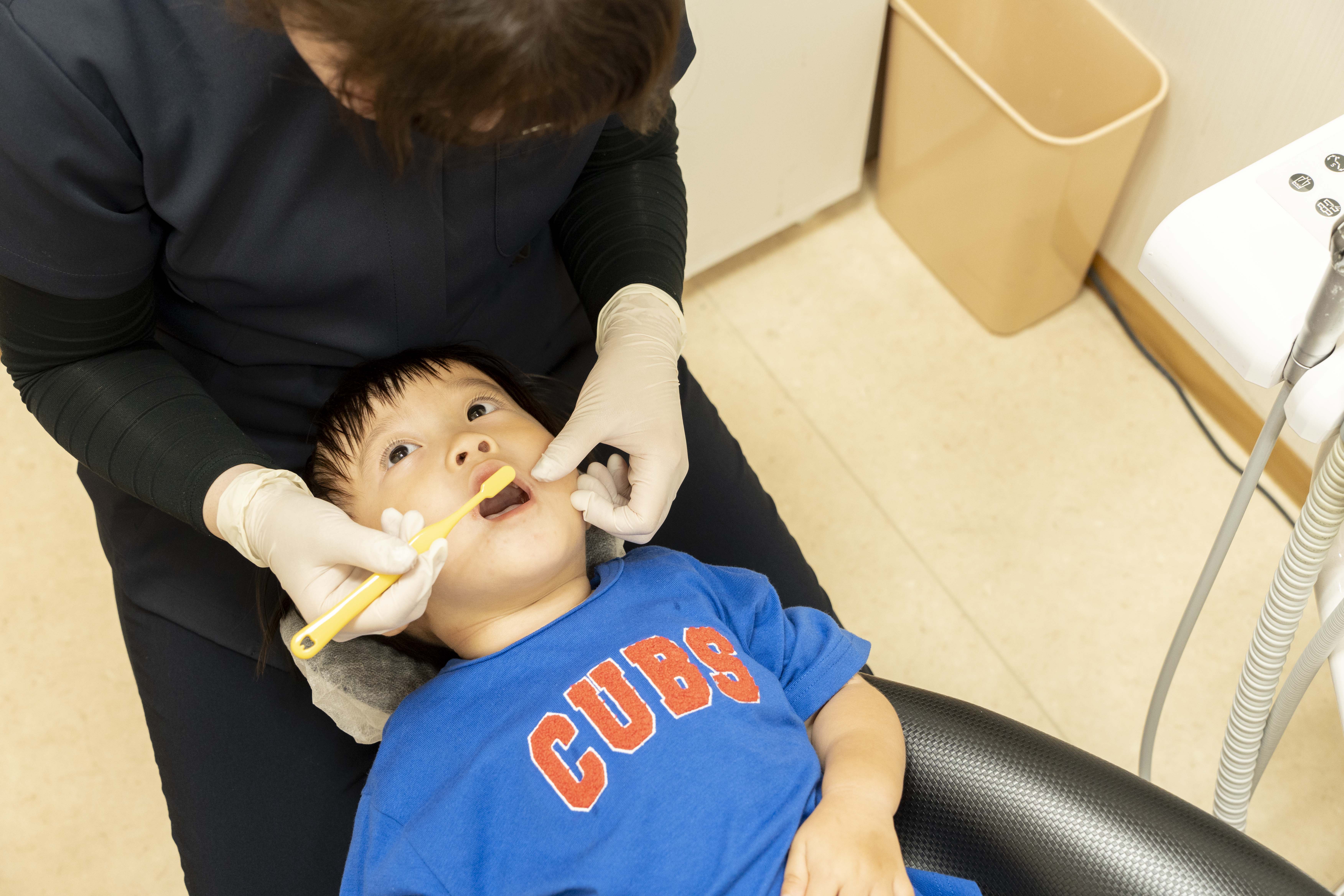 歯ブラシを指導される子ども