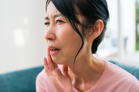 歯に違和感を感じている女性