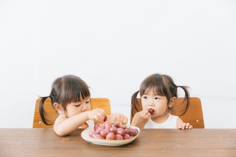 おやつを食べるこども