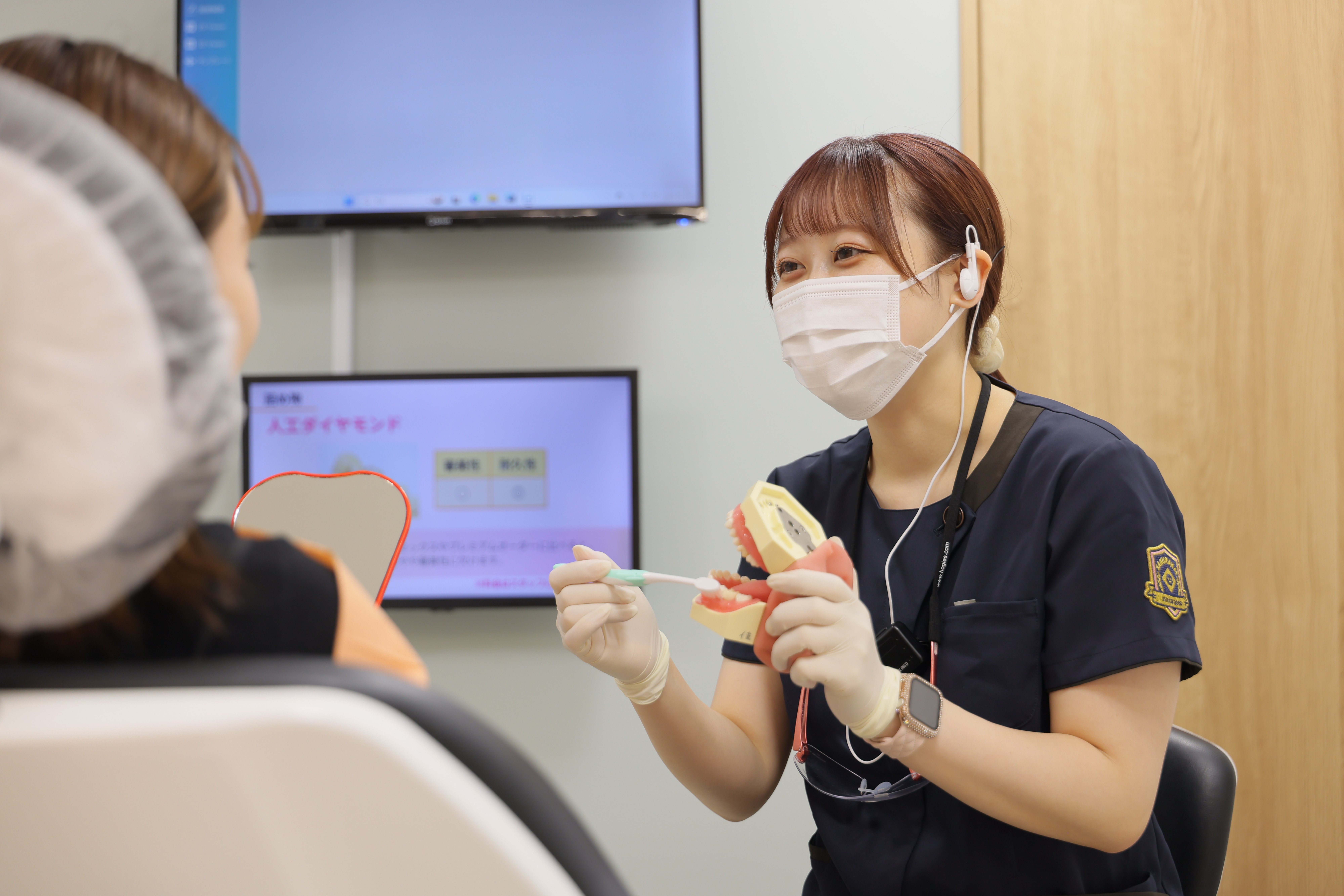歯科医院で相談する患者